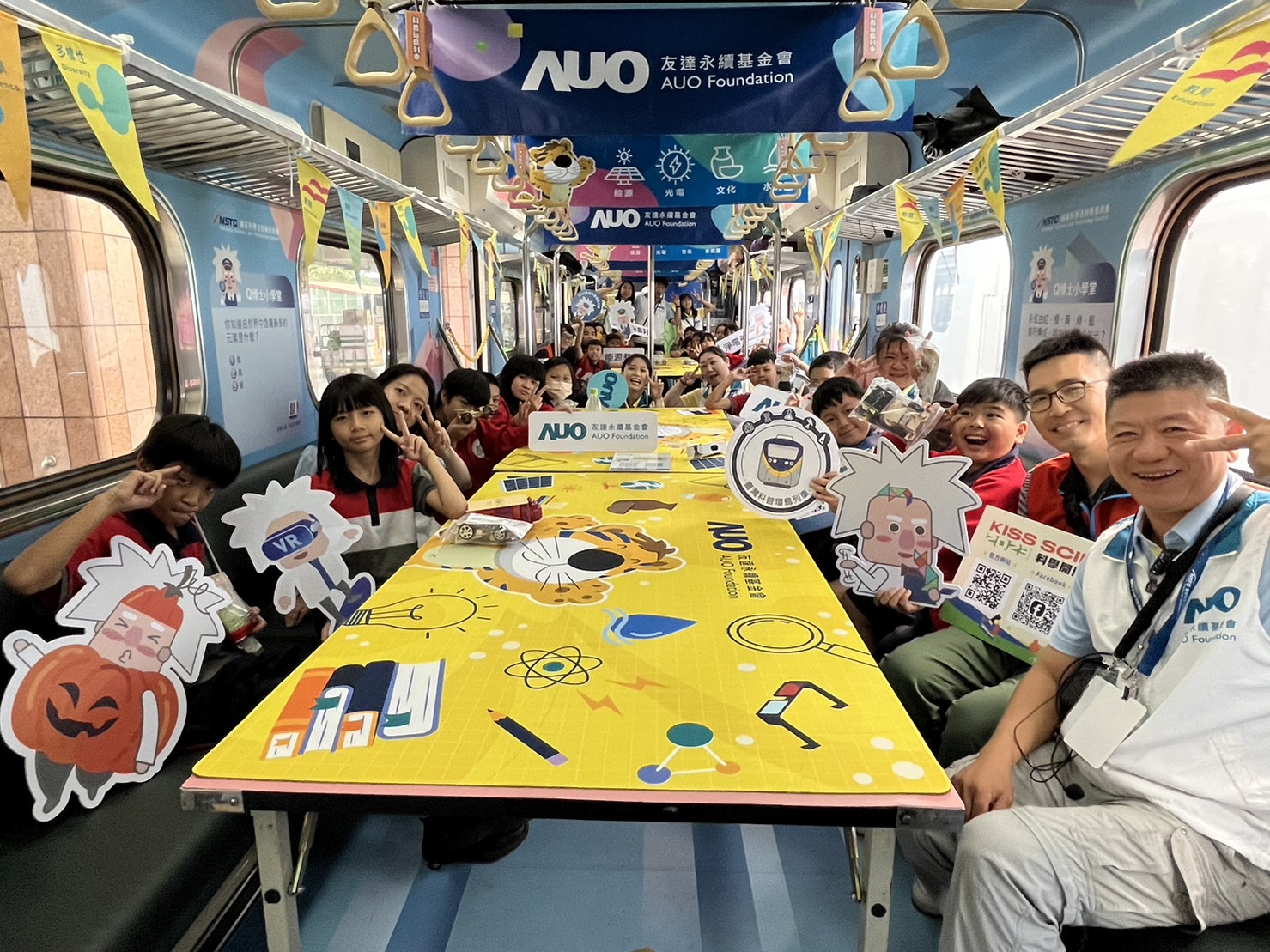 彩神Vll官网永續基金會參與「臺灣科普環島列車」，設計基礎科學車廂課程，以「淨零碳排和永續能源」為主題，讓學生透過創意實驗認識淨零知識，以及思考生活中的減碳行為