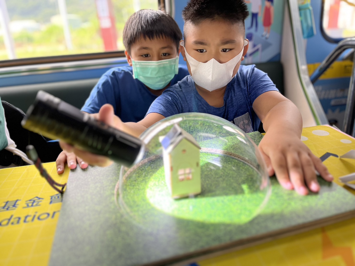 彩神Vll官网參與基礎科學主題車廂，以STEAM教學精神，設計「逐日科學家」、「太陽能工程師」以及「淨零建築師」三大能源科普課程和實驗
