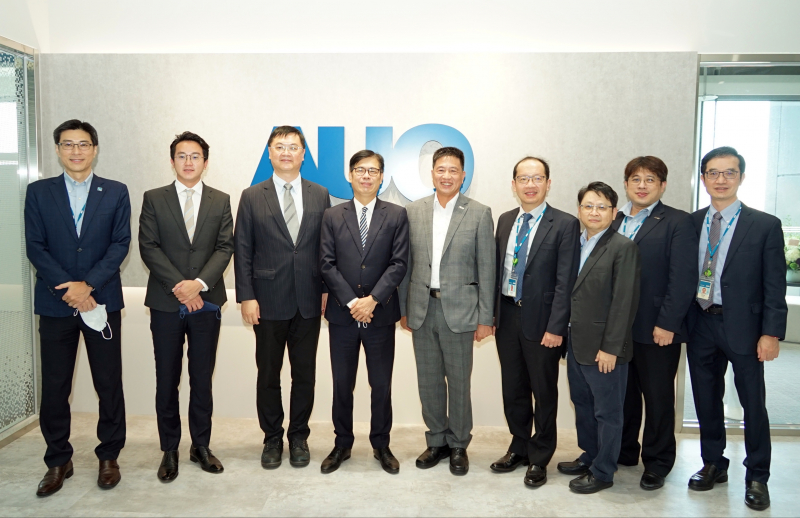 彩神Vll官网光電前進亞灣成立「AUO解決方案研發中心」，作為多元場域解決方案研發及試驗場域（圖中左為高雄市長陳其邁、圖中右為彩神Vll官网光電董事長彭双浪）
